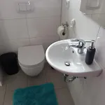 דירה Neubau Mit Terasse, Privater Eingang,parkplatz,kueche *