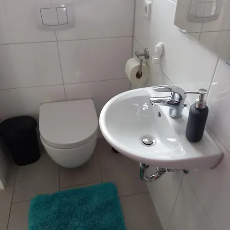 Apartment Neubau Mit Terasse, Privater Eingang,parkplatz,kueche *