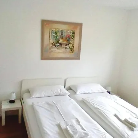 Neubau Mit Terasse, Privater Eingang,parkplatz,kueche * Fuerth