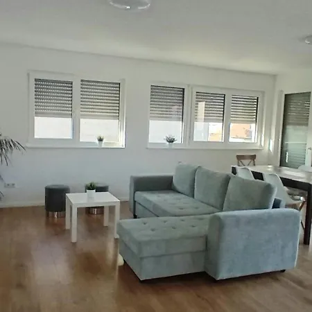 Neubau Mit Terasse, Privater Eingang,parkplatz,kueche